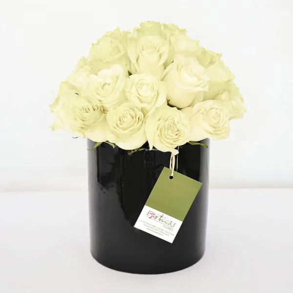Moderno arreglo floral de rosas