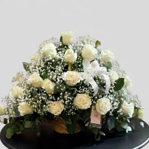 Arreglo floral de condolencias con rosas blancas y gypsophila – Exóticas Flores®