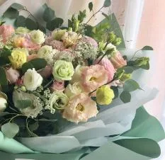 Lisianthus, eucalipto premiun y flores de la estación