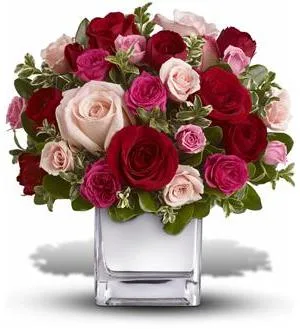 Amorosa composicion de rosas y minirosas