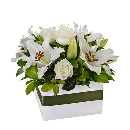 Cubo condolencia con lilium y rosas Blancas