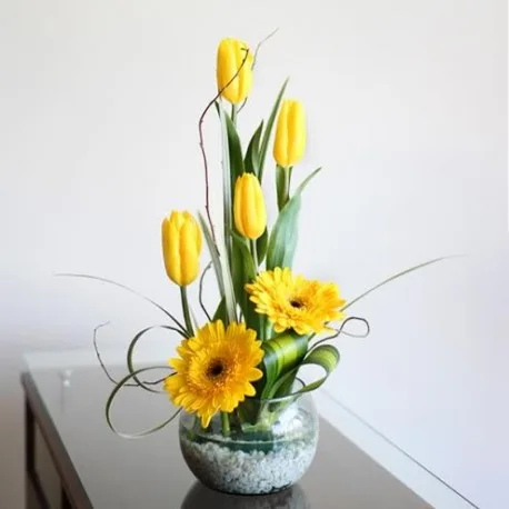 Tulipanes y Gerberas en pecera de vidrio, color segun disponibilidad
