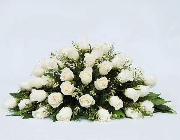 Clásico y elegante cubre urna de 50 rosas