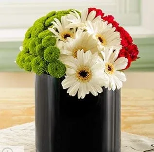Arreglo floral con gerberas y mables base negra