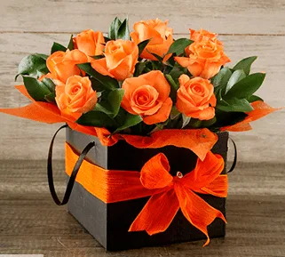 Cubo con 12 Rosas Naranjas