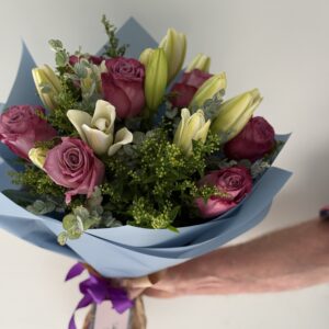 Ramo de rosas y lilium
