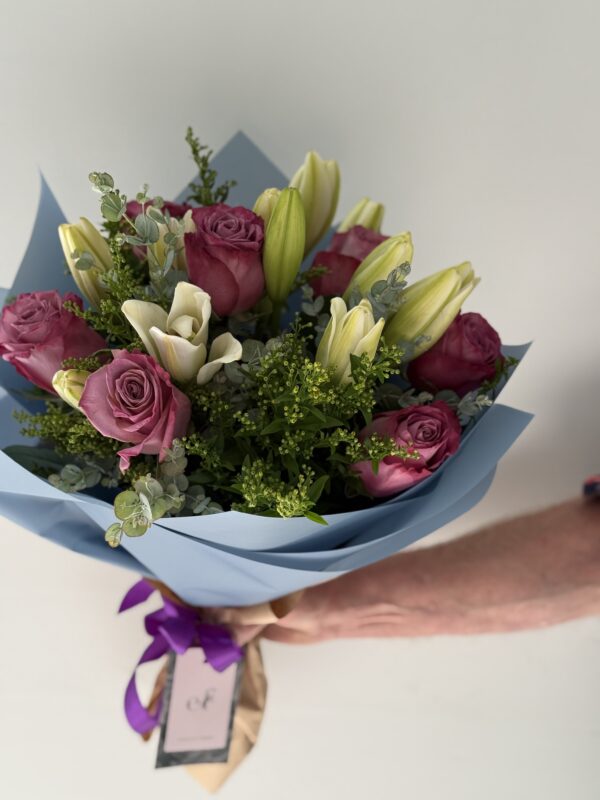 Ramo de rosas y lilium