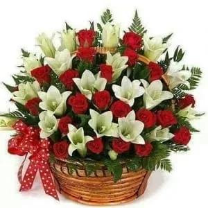 Canasto con 24 Rosas y Lilium