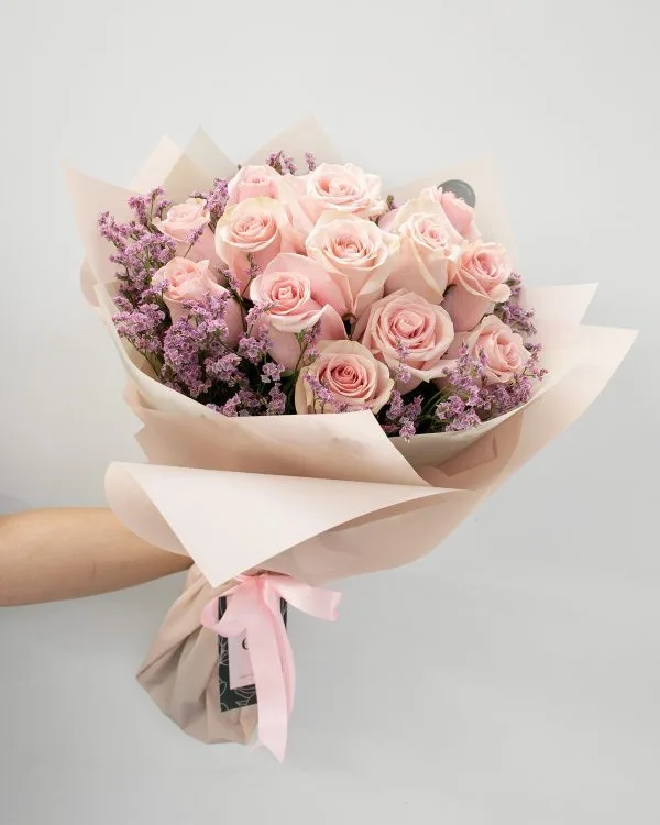 Ramo de rosas rosadas y limoniu