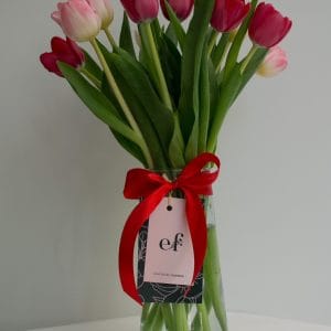 10 Tulipanes en florero