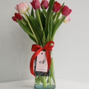 10 Tulipanes en florero