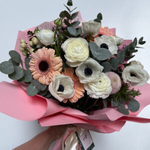 Ramo de Flores Blancas y Rosadas con Anémonas y Gerberas