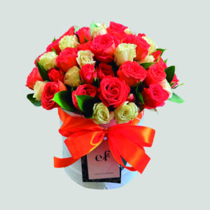 Ramo de mini rosas blancas y naranjas en base blanca – Exóticas Flores ®