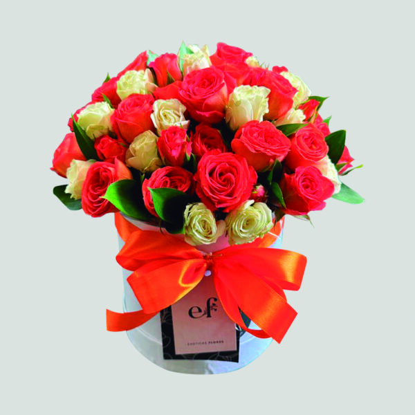 Ramo de mini rosas blancas y naranjas en base blanca – Exóticas Flores ®