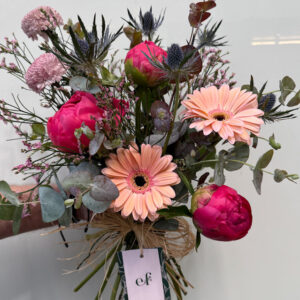 Ramo Peonías y Gerberas – flores frescas en tonos fucsia y durazno, diseño exclusivo de Exóticas Flores®.”