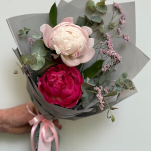 Ramo de peonías bicolor con peonía rosa pálida y peonía fucsia, acompañado de eucalipto y flores lilas, diseño exclusivo de Exóticas Flores.