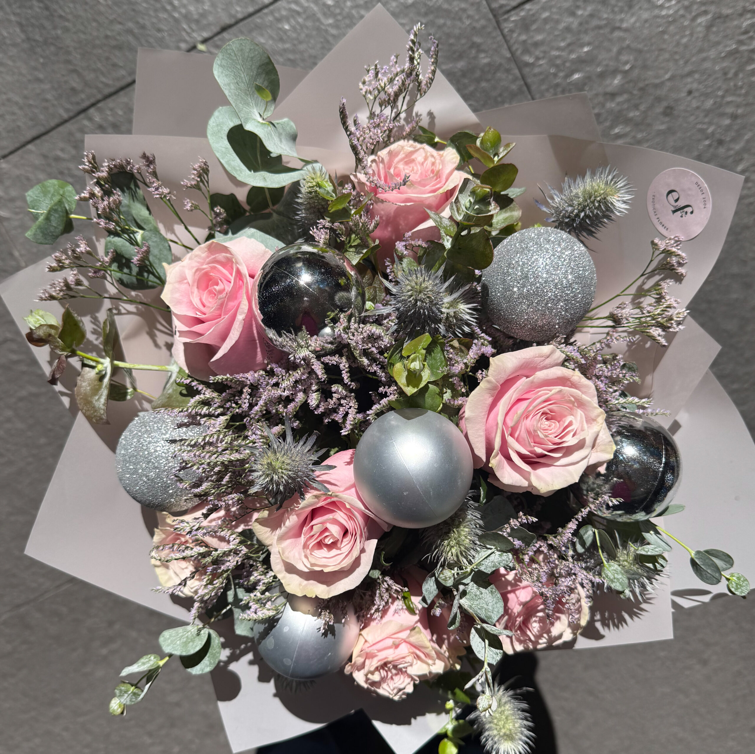 Flores Navideñas Rosas & Plata – Exóticas Flores®