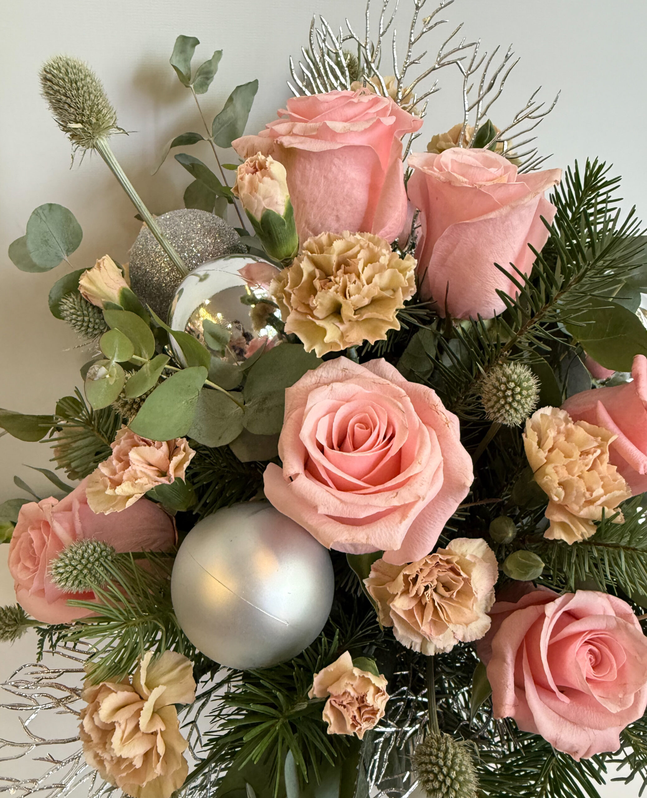ARREGLO FLORAL NAVIDEÑO A DOMICILIO CON ROSAS ROSADAS – EXÓTICAS FLORES®