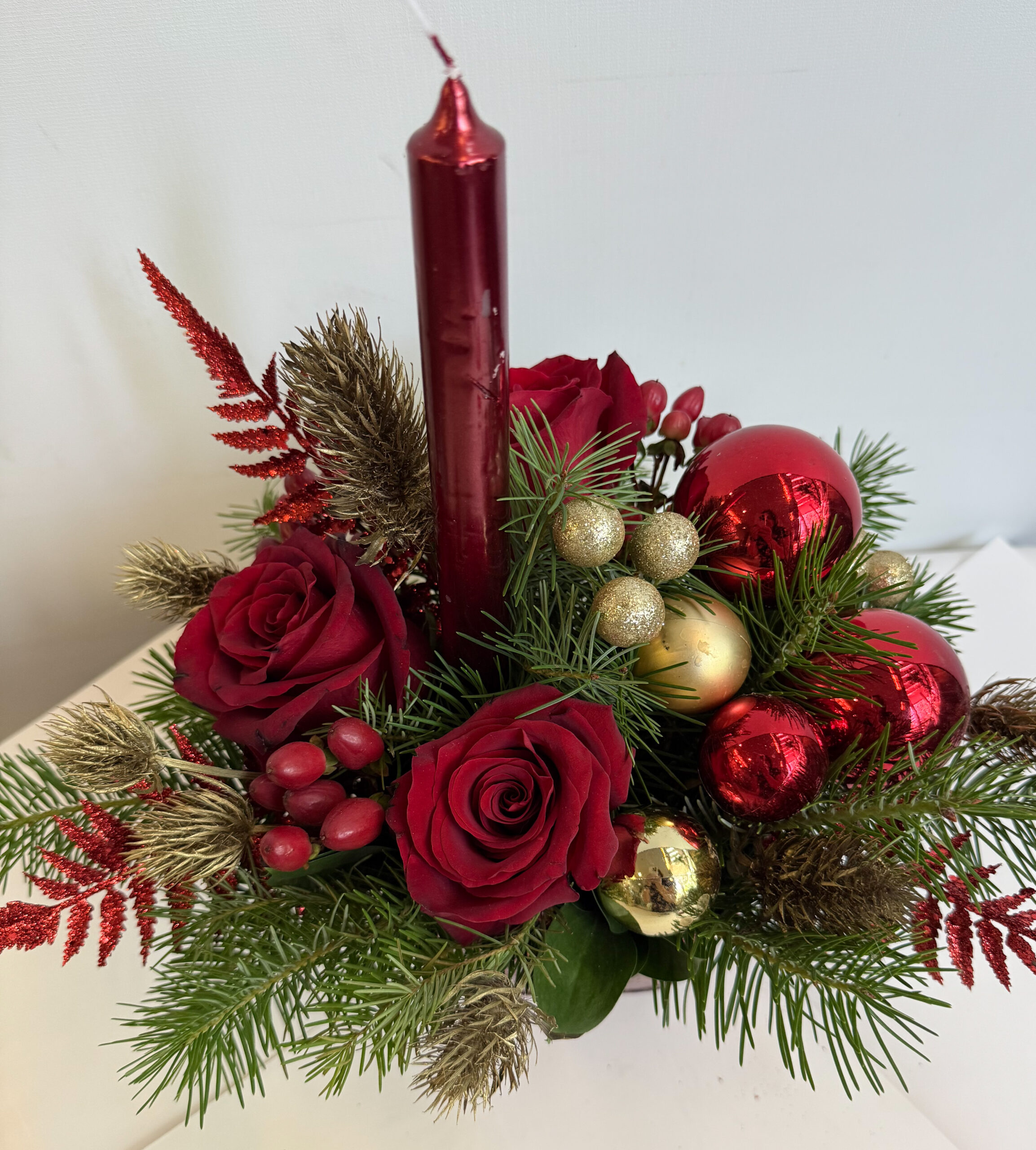 Arreglo Floral Navideño con Rosas Rojas y Vela – Flores Navideñas a Domicilio | Exóticas Flores®