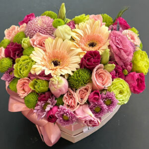 Arreglo floral en base de corazón con rosas y gerberas, ideal para San Valentín – Exóticas Flores®