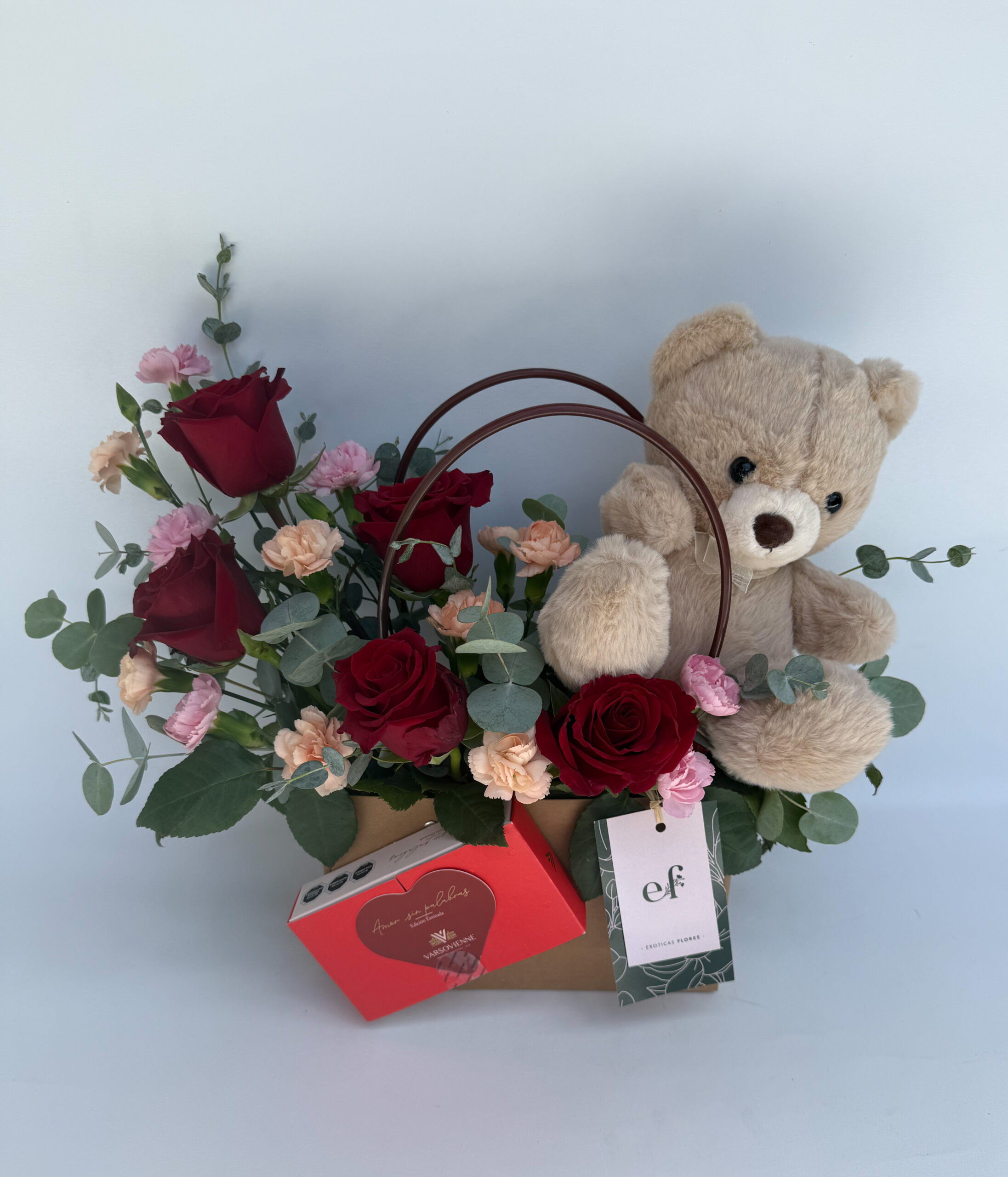 Caja con Flores y Peluche Romántica – Rosas, Bombones y Oso | Exóticas Flores®
