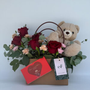 Caja con Flores y Peluche Romántica – Un Regalo que Enamora | Exóticas Flores®