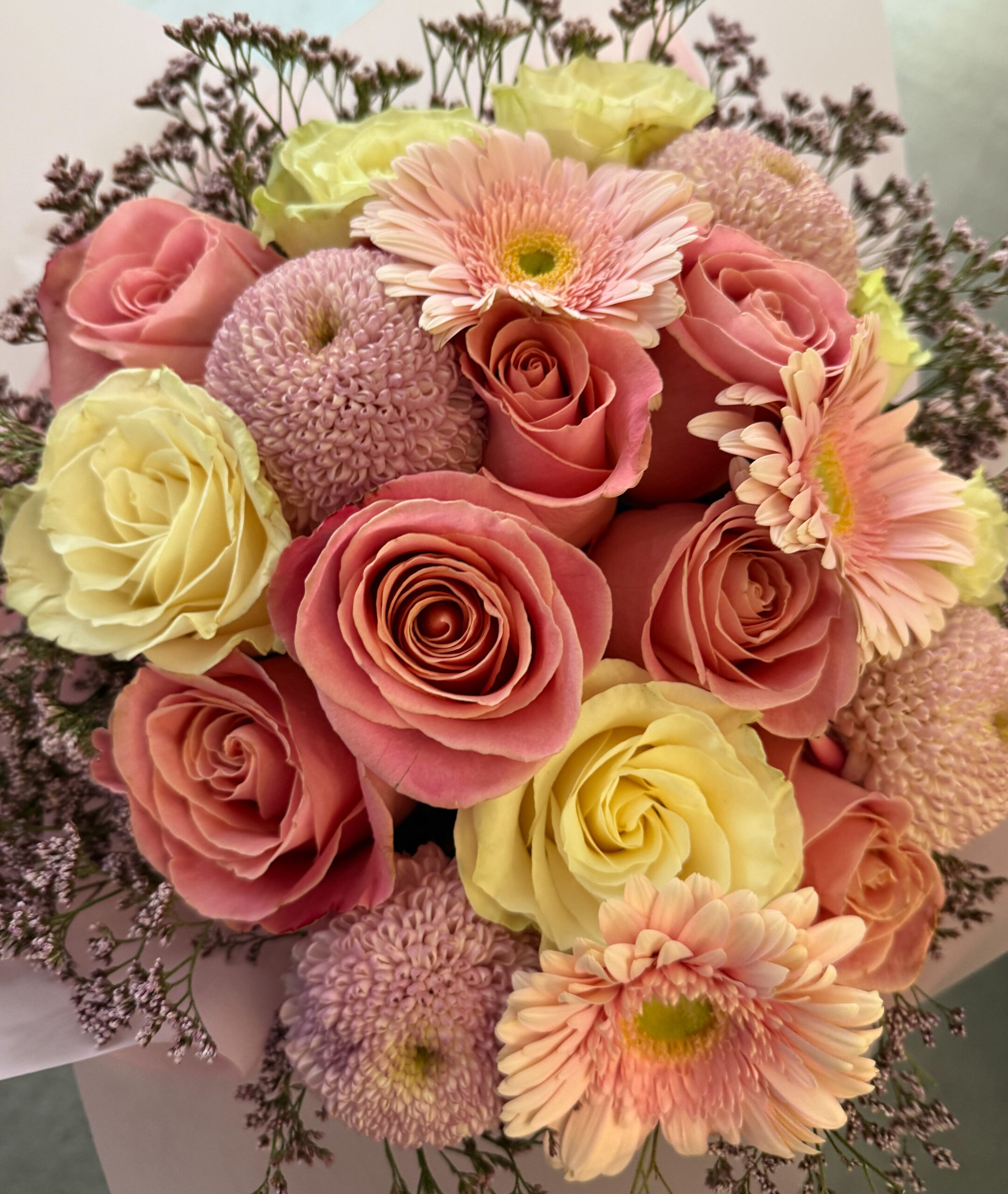 Ramo Rosas, Gerberas y Cremones Pastel