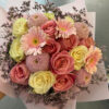 Ramo de rosas, gerberas y cremones en tonos pastel. Envío a domicilio el mismo día en Santiago. Compra online en Exóticas Flores.